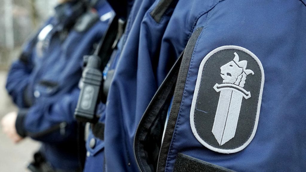 Kuvituskuva. Murtautuja hakkasi näyteikkunaa pitkään silminnäkijöistä välittämättä.