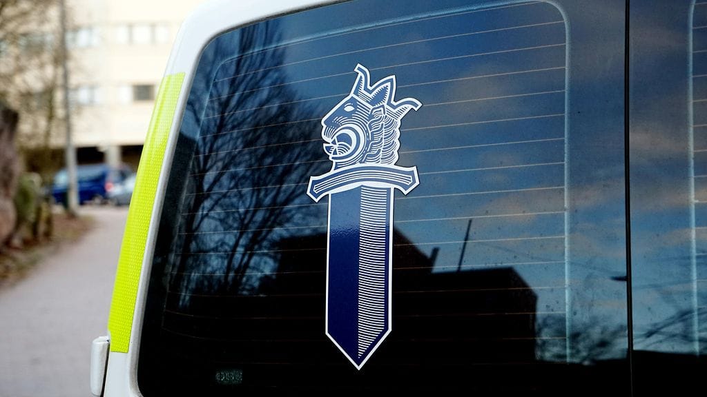 Väkivalta alkoi baarin ulkopuolella ja jatkui tuulikaapissa.