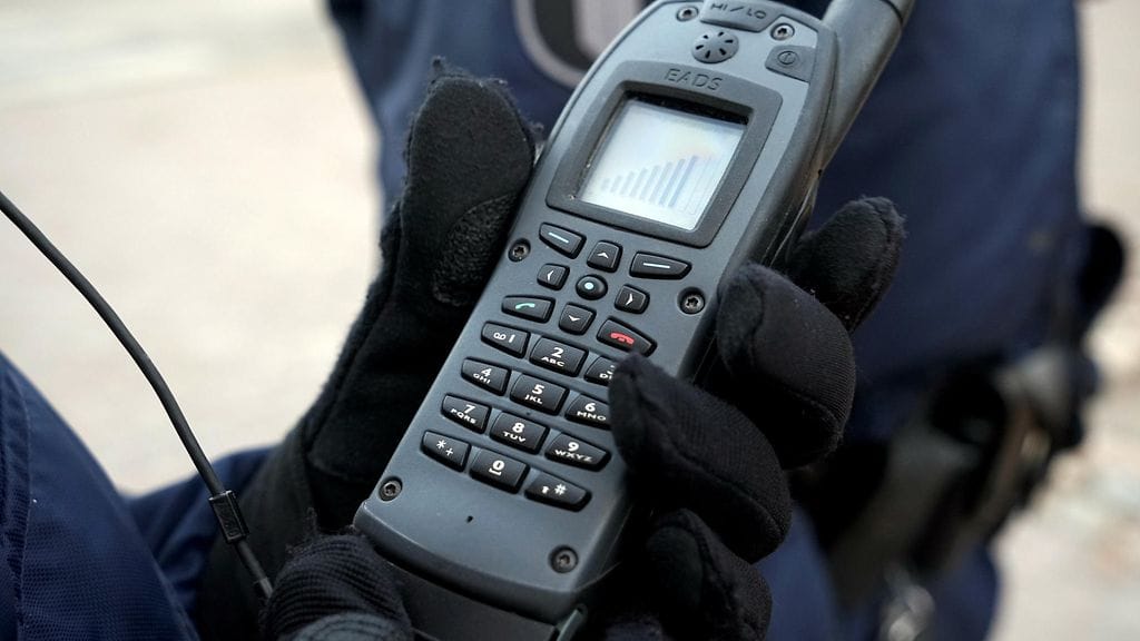 Kuvituskuva. Henkilöiden epäillään soittaneen huijauspuheluita esiintyen poliisina ja pankin työntekijöinä.