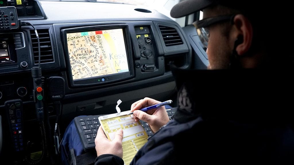 Kuvituskuva. Poliisi kertoo useiden ohiajajien kuvanneen samalla turmapaikkaa vaaraa aiheuttaen.