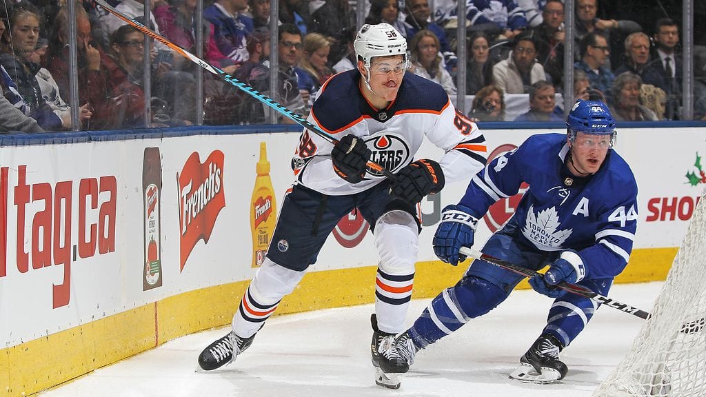 Jesse Puljujärvellä oli tuttu peli-ilme kasvoillaan Toronto Maple Leafsia vastaan. Vieressä Maple Leafs -puolustaja Morgan Rielly.