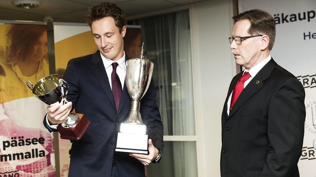 Pääkaupunkiseudun parhaaksi urheilijaksi valittu Henri Kontinen ja Helsingin Urheilutoimittajien puheenjohtaja Matti Hannula palkitsemistilaisuudessa Helsingissä.