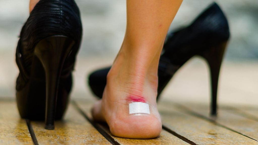 Uudet kengät maksoivat naiselle kovan hinnan.