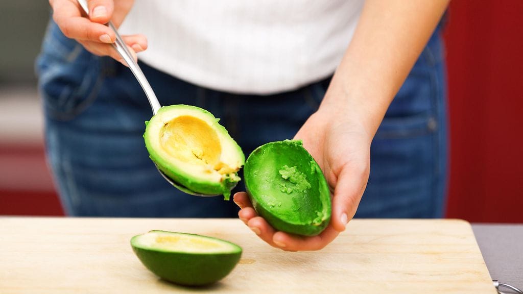 Avokadoa ei kannata leikata kädessä.