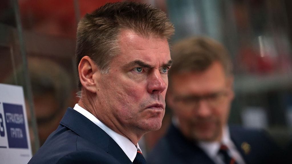 Raimo Helminen (edessä) jatkaa Jokerien valmennustiimissä. Jukka Jalosen paluusta Leijonien peräsimeen uutisoitiin sen sijaan jo lokakuussa.