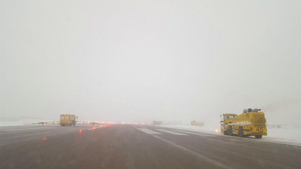 Lentokentältä tänään otettu kuva paljastaa, että keliolosuhteet ovat tällä hetkellä haastavat. Tuuli on kuitenkin pahempi haaste lentokentälle kuin lumi.