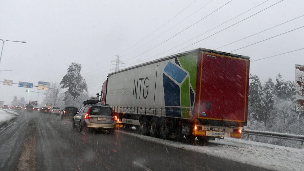 Huono ajokeli haittasi liikennettä Kehä 1:llä 12. joulukuuta 2017. Rekka-auto oli joutunut pysähtymään tienvarteen.