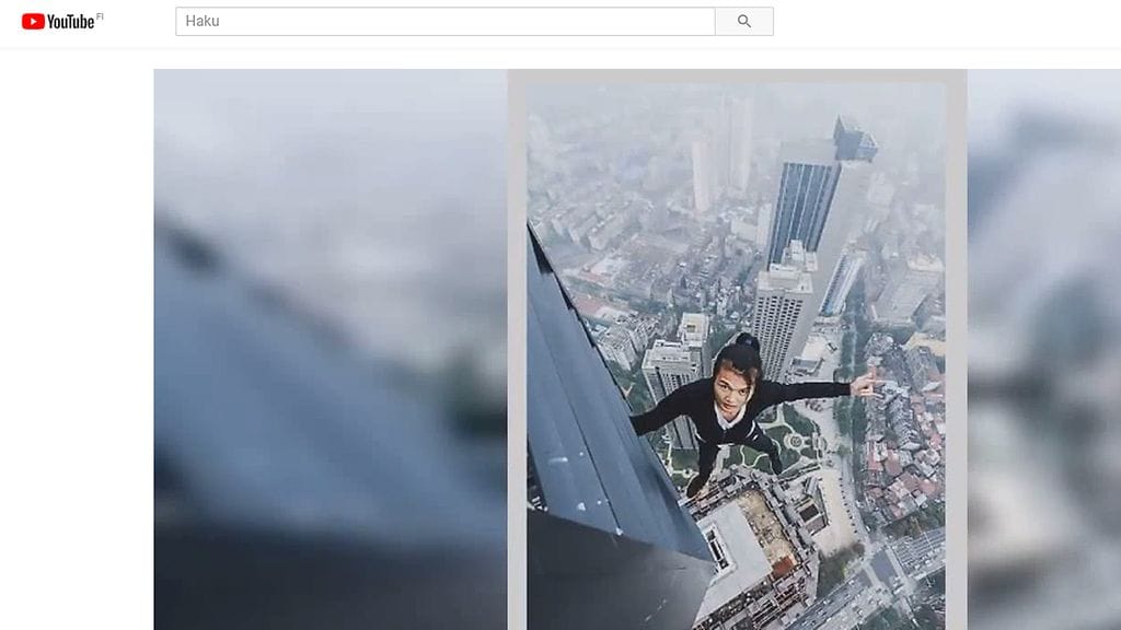 Kuvankaappaus kiipeilijän videolta sosiaalisesta mediasta.