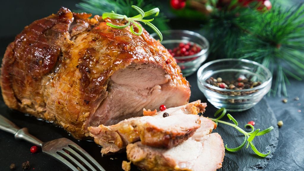 Pallogrilliin sopii parhaiten pieni, luuton joulukinkku, joka painaa noin 3–4 kilogrammaa. Kuvituskuva.