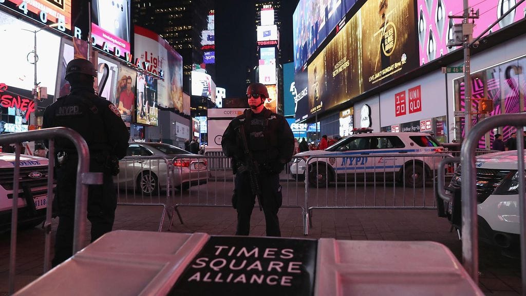 Poliisimies vartiossa New Yorkin Times Squarella 11. joulukuuta 2017.