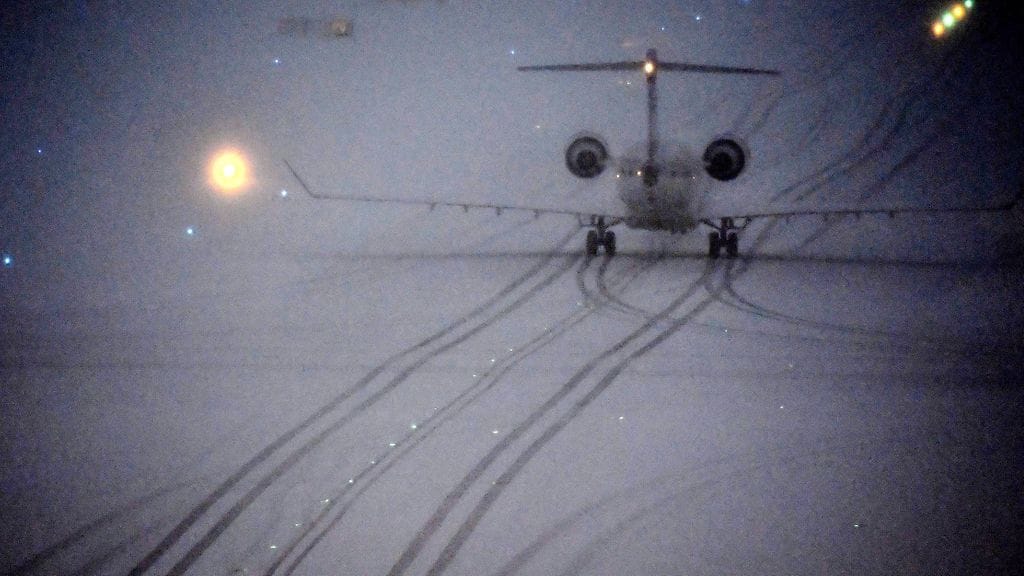 Lumisade Helsinki-Vantaan lentokentällä 12. joulukuuta 2017.