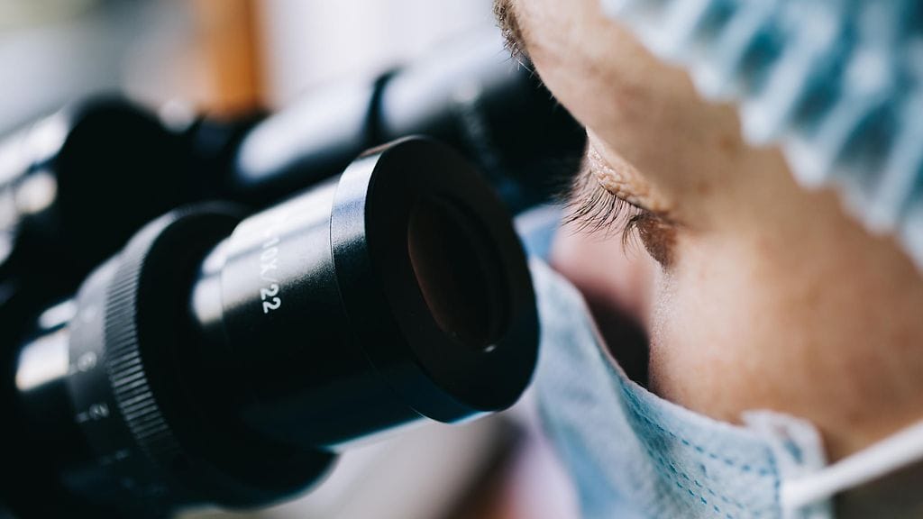 Vielä tekoälystä ei ole korvaamaan patologia, mutta lisätutkimuksien jälkeen siitä voi hyvinkin pian olla patologin apuriksi. Kuvituskuva.