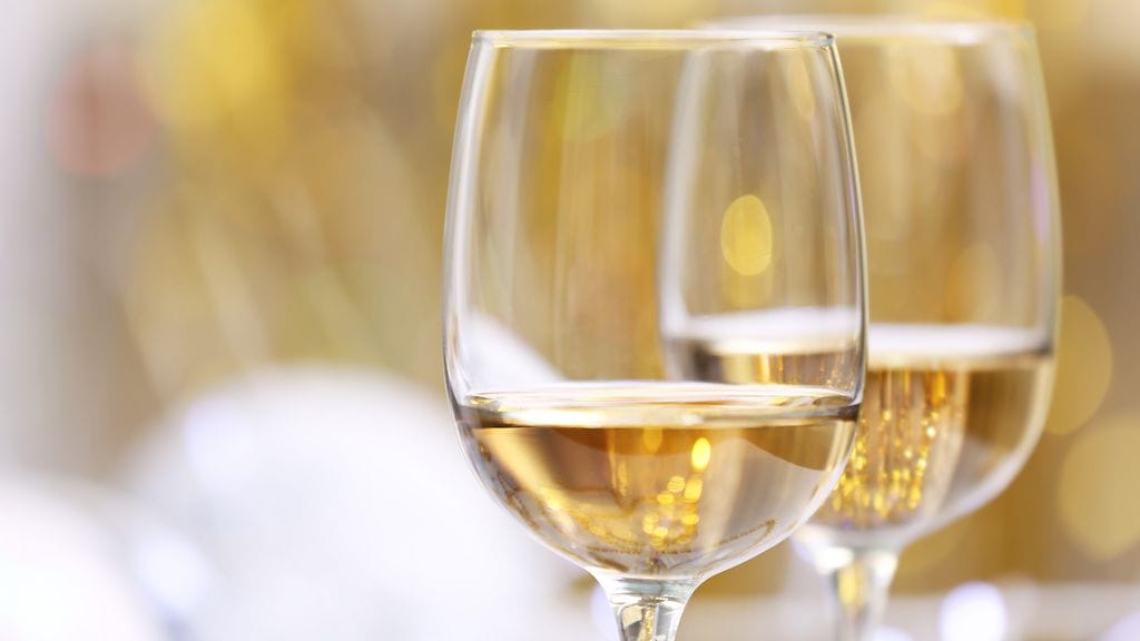 Valkoviini tulisi asiantuntijan mukaan nostaa jääkaapista hyvissä ajoin ennen tarjoilua.