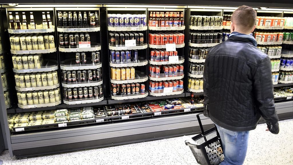 Sosiaali- ja terveysvaliokunta ei halua nykyistä vahvempia oluita ruokakauppojen valikoimiin. Hallitus on esittänyt prosenttirajan nostoa.
