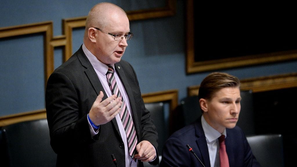 Työministeri Jari Lindström (sin.) syyttää oppositiota tekopyhyydestä aktiivimallin arvostelussa.