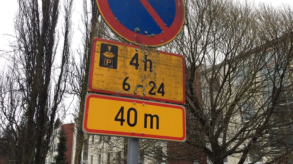 Lisäkilpi "40 m" on luvaton, mutta siitä huolimatta se ilmestyy tolppaan yhä uudelleen.