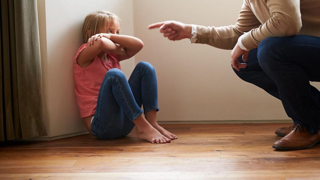 Lapsena koettu väkivalta voi heijastua aikuisenkin elämään. Kuvituskuva.