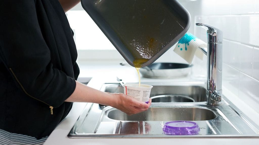 Kaada ylimääräinen nestemäinen rasva kannelliseen purkkiin.