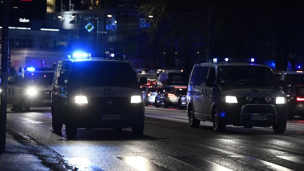 Ilmoituksen mukaan ulkomaalaistaustainen taksinkuljettaja oli kyydin päätteeksi aamuneljän jälkeen tunkeutunut asiakkaansa asunnolle, jossa epäilty rikos oli tapahtunut.