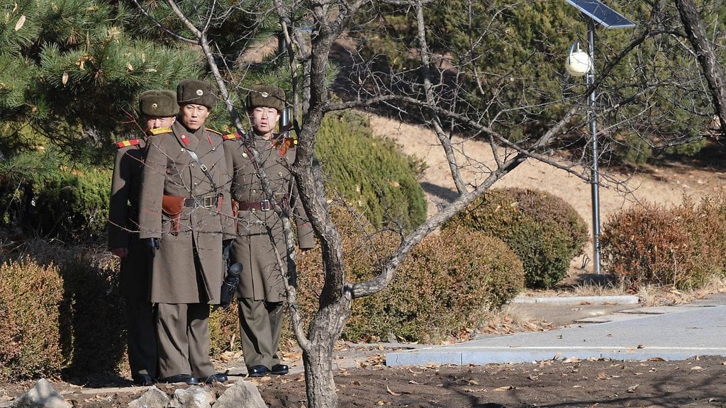 Pohjois-Korean sotilaita maiden rajalla.