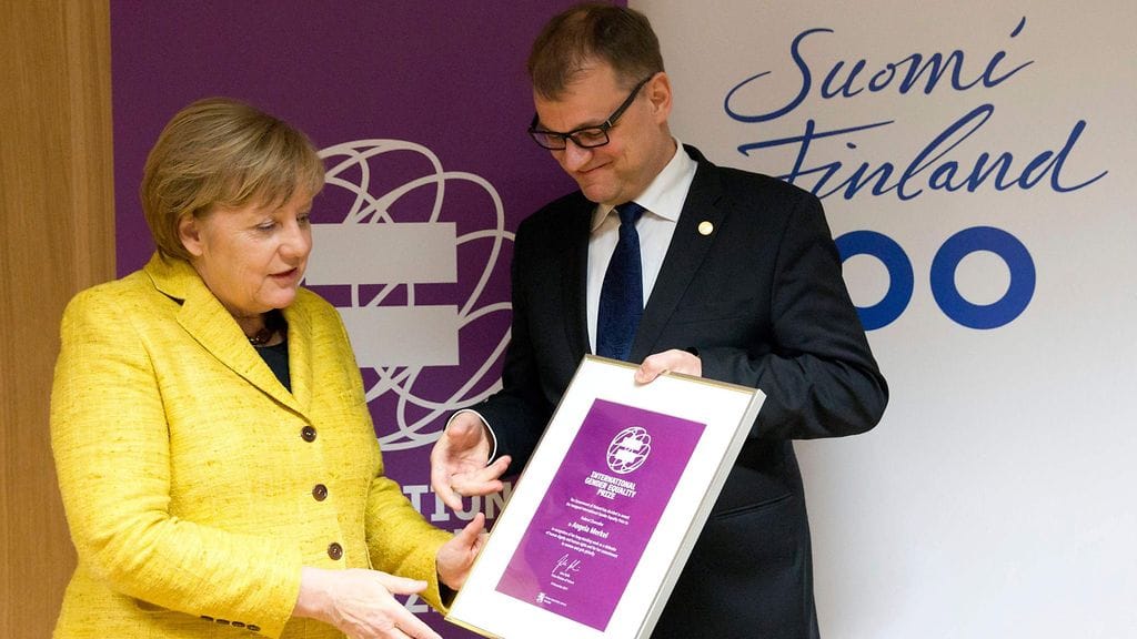 Angela Merkel sai huomionosoituksen Juha Sipilän edustamalta Suomelta.