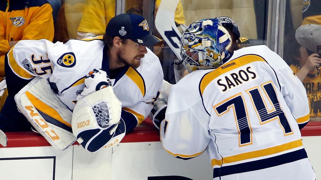 Pekka Rinne ja Juuse Saros keskustelevat kaukalon laidalla.