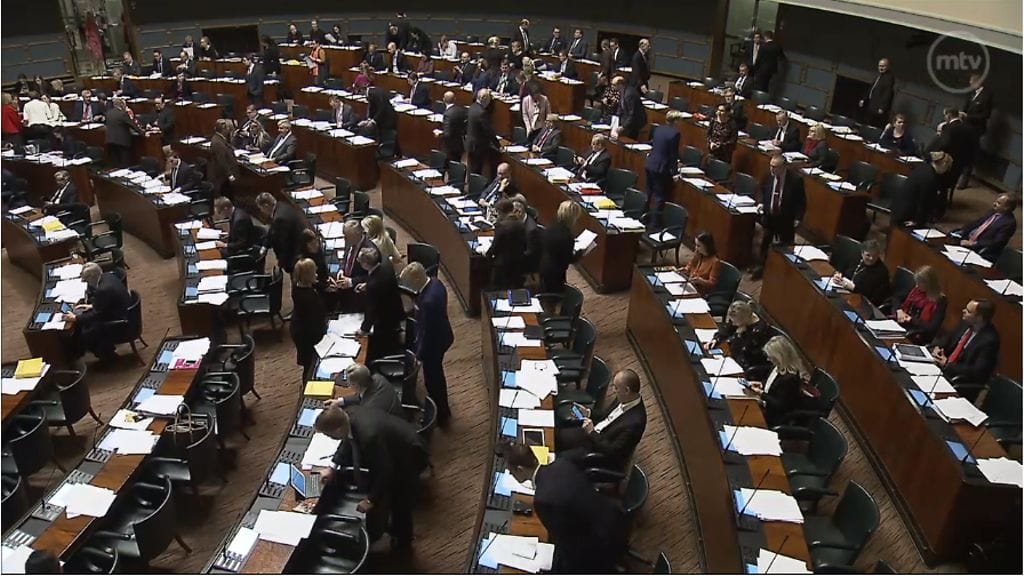 Kiistelty aktiivimalli hyväksyttiin eduskunnassa.