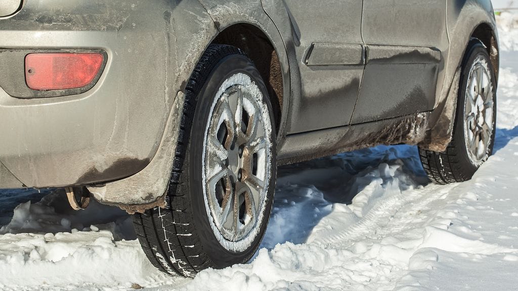 Talvilika voi pahimmillaan pilata auton maalipinnan. Kuvituskuva.