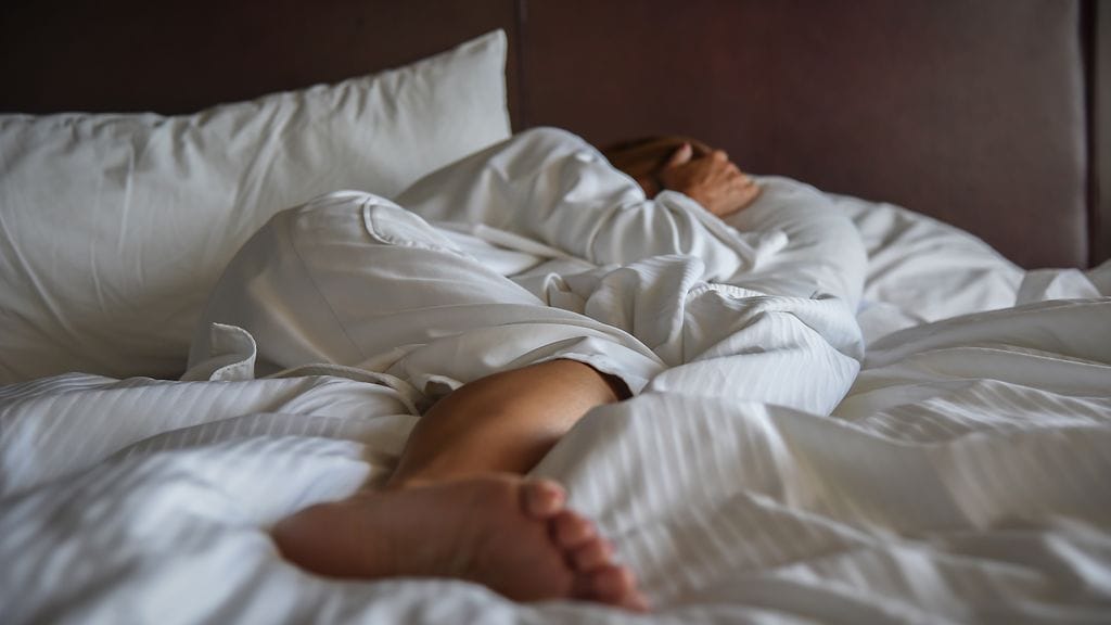 Aamuisen päänsäryn lähde jää helposti mysteeriksi. Kuvituskuva.