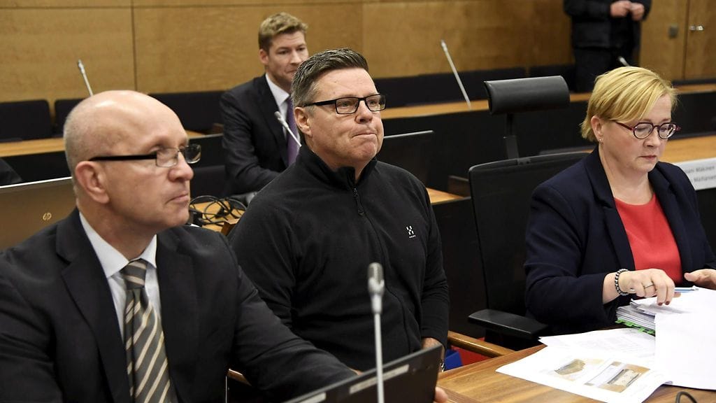 Helsingin huumepoliisin entinen päällikkö Jari Aarnio (kesk.) ja hänen asianajaja Riitta Leppiniemi Aarniota koskevassa ns. tynnyrijuttua käsittelevässä hovioikeuden istunnossa Helsingissä 8. joulukuuta.