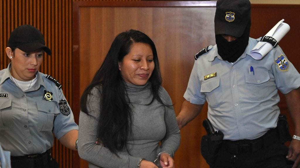 Teodora del Carmen Vasquez saapumassa oikeuteen.