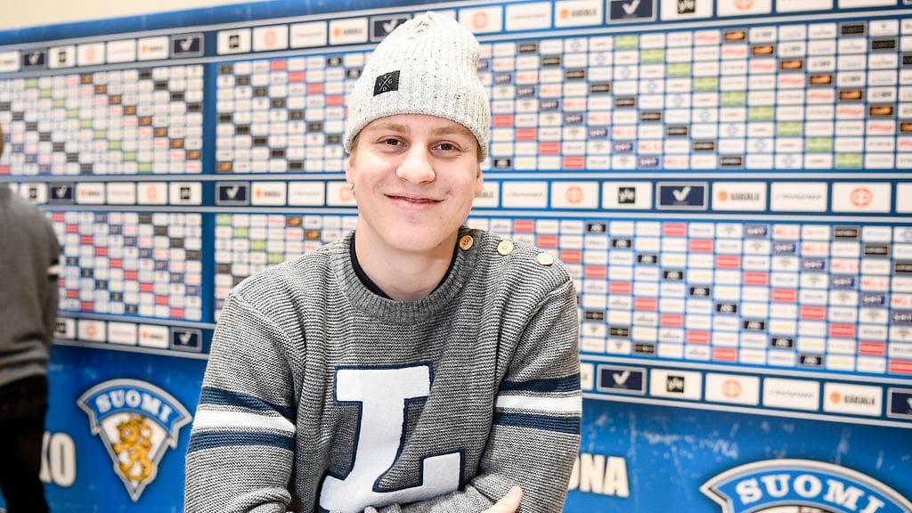 Eeli Tolvanen perjantaina alle 20-vuotiaiden maajoukkueen tiedotustilaisuudessa Helsingissä.