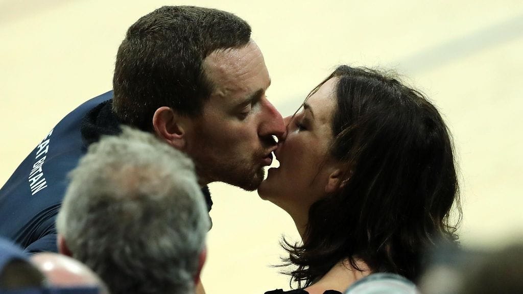 Catherine Wiggins suuteli miestään Bradley Wigginsiä, kun tämä oli voittanut Rion olympialaisissa 2016 joukkuetakaa-ajon kultaa.