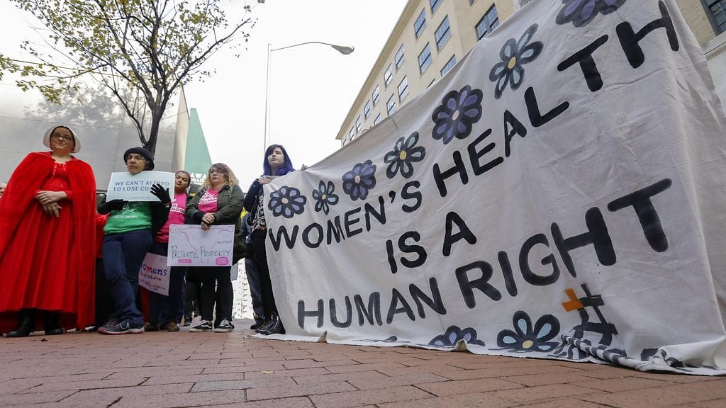 Hallinnon ehkäisypäätöstä vastaan on osoitettu mieltä eri puolilla Ýhdysvaltoja. Tämä kuva on Atlantasta, Georgian osavaltiosta.