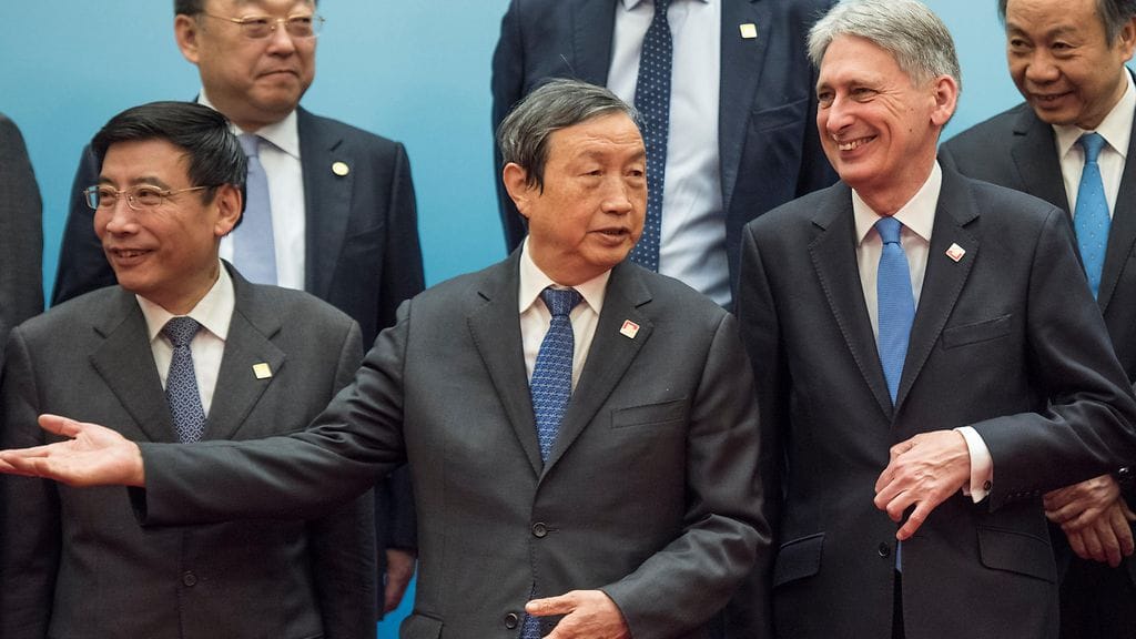Britannian valtiovarainministeri Phillip Hammond (oik.) ja Kiinan varapääministeri Ma Kai (keskellä) Pekingissä tänään.
