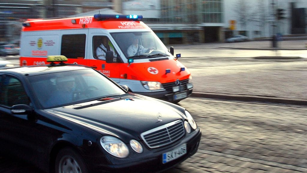 Paikalle ei aluksi kutsuttu pelastushenkilöstöä, mutta hetken kuluttua pyöräilijä kuitenkin tarvitsi sairaankuljetusapua saamiinsa vammoihin.