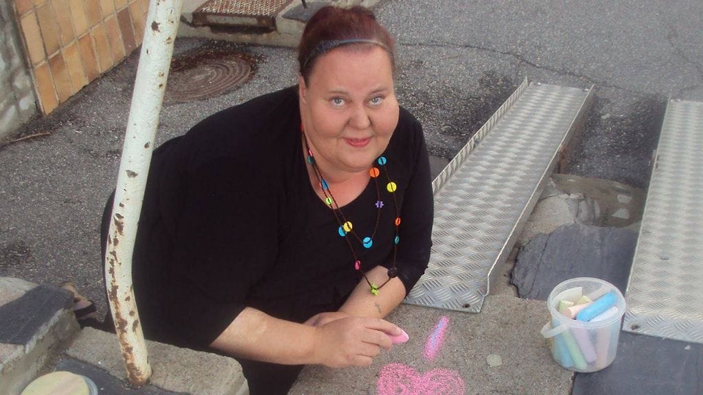 Marja Salminen löysi tavaroidensa seasta sotilaspassin, jonka omistajan hän haluaisi nyt tavoittaa.