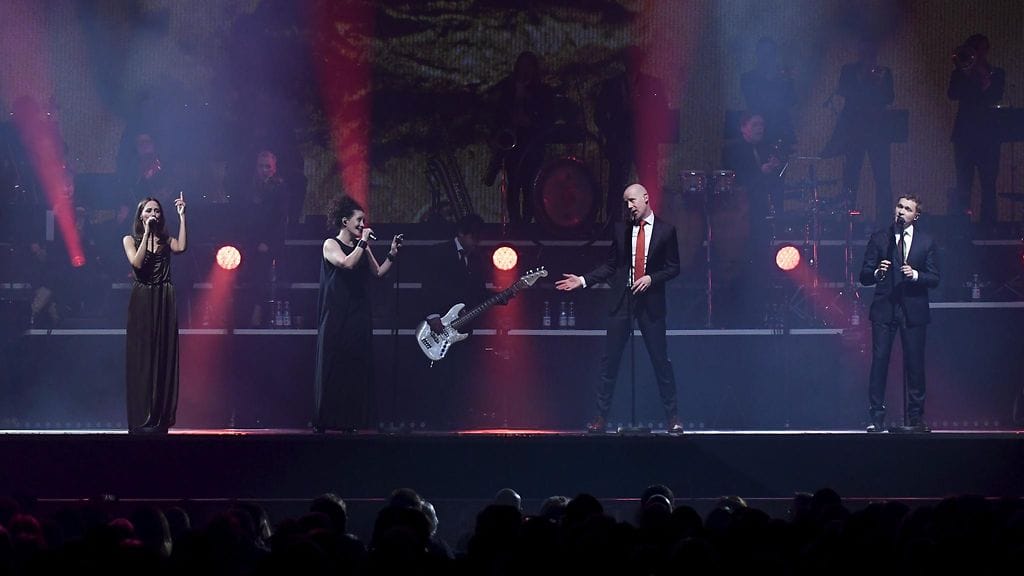 Ultra Bran laulajat Terhi Kokkonen, Vuokko Hovatta, Arto Talme ja Olli Virtaperko Hartwall Arenan lavalla 15. joulukuuta 2017. Taaempana myös basisti Tommi Saarikivi.