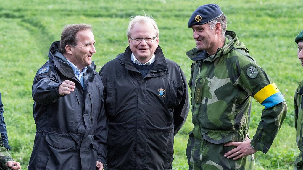 Ruotsin pääministeri Stefan Löfven ja puolustusministeri Peter Hultqvist Aurora 17 -sotaharjoituksessa.