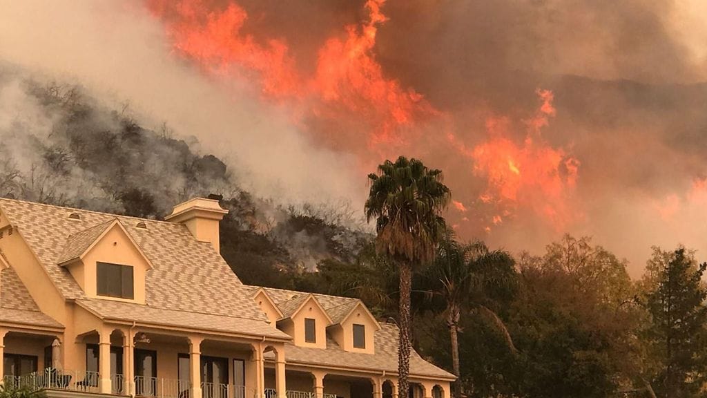 Thomas-maastopalo riehuu laajalla alueella Kaliforniassa