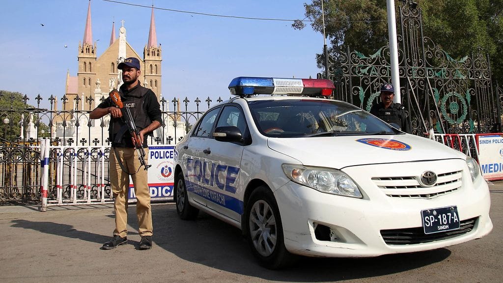 Poliisi vartioi hyökkäyksen kohteeksi joutunutta kirkkoa.