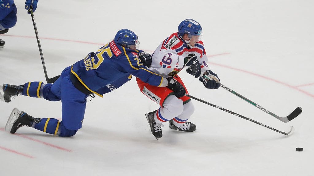 Ruotsin Viktor Stålberg yritti kaikin keinoin pysäyttää Tshekin Jiri Sekacia.