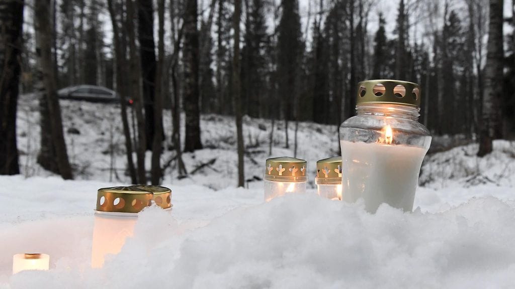 Pojan löytymispaikalle Espooseen tuotiin eilen kynttilöitä.