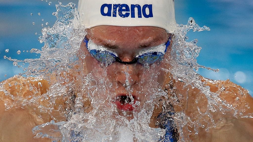 Jenna Laukkanen ui Suomen kolmannen osuuden.