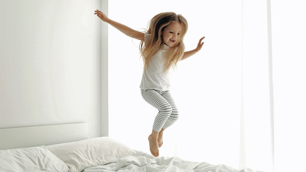 Jessica viettää yönsä mielikuvitusystäviensä kanssa vanhempien sängyssä leikkien. Kuvituskuva.