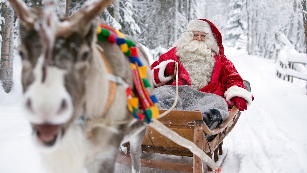Joulupukin reki liukunee lumihunnulla koko maassa.