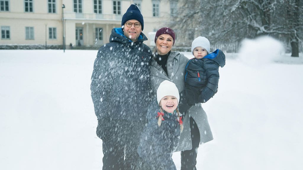 Prinssi Daniel, kruununprinsessa Victoria, prinssi Oscar ja prinsessa Estelle lumisissa tunnelmissa Hagan linnan edustalla joulukuussa 2017.
