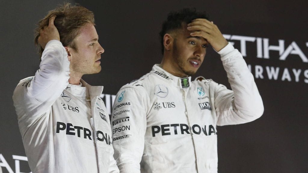 Nico Rosberg (vas.) ja Lewis Hamilton Rosbergin viimeisellä F1-kaudella 2016.
