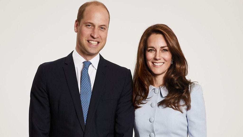 Perhepotretissa herttuatar Catherinen ja parin lasten kanssa poseeraavan prinssi Williamin hymy on melko veijarimainen, vai mitä?