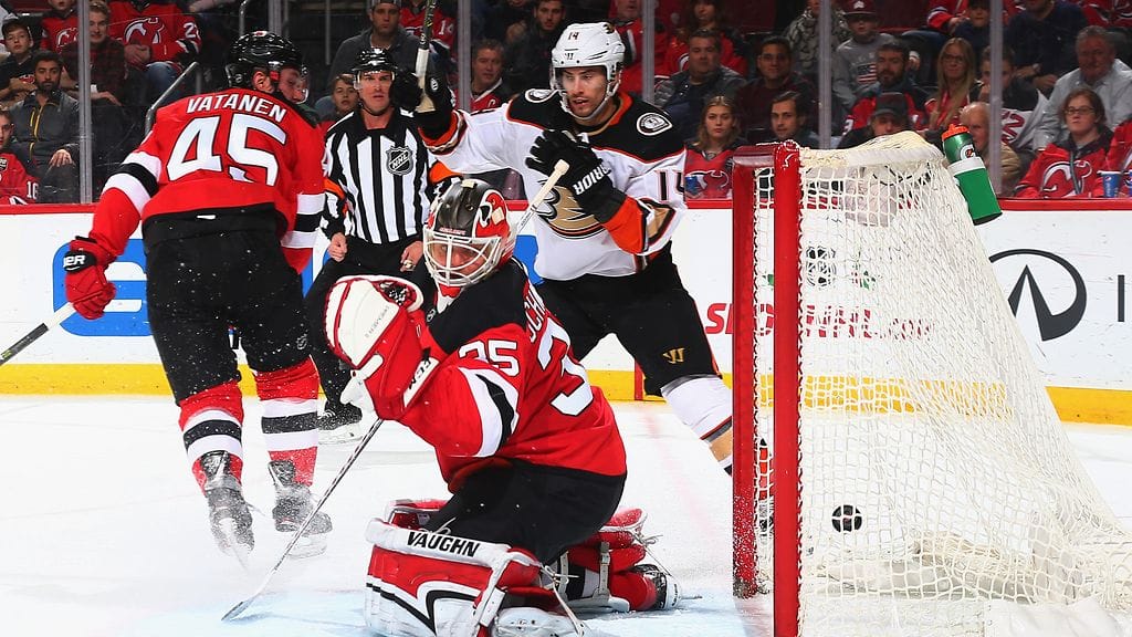 Sami Vatanen katseli, kuinka Adam Henrique nosti kiekon sisään.